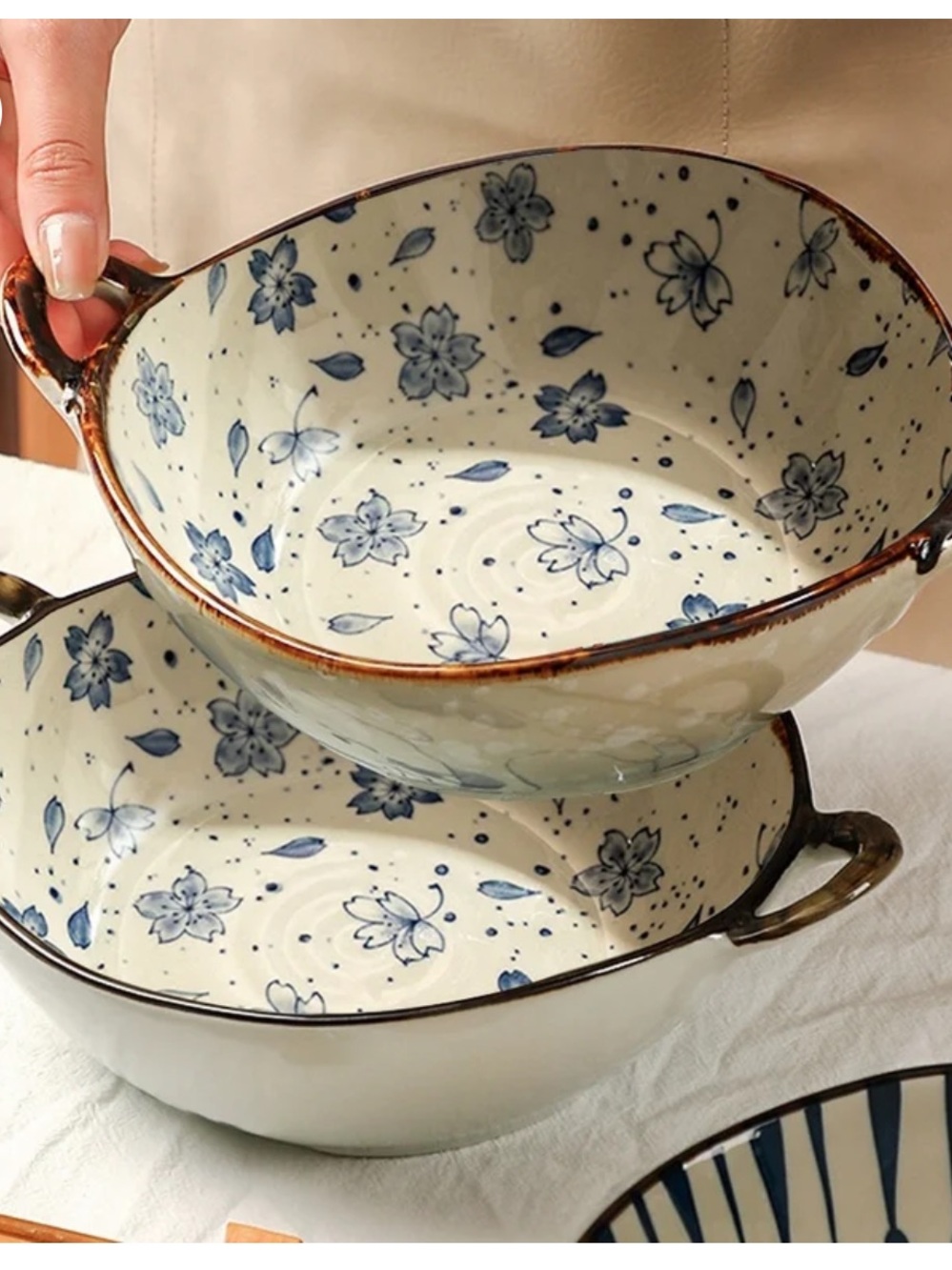 New! Japanese Ceramic Noodle Bowl With Handle in Blue Floral 24oz - Picture 4 of 5
